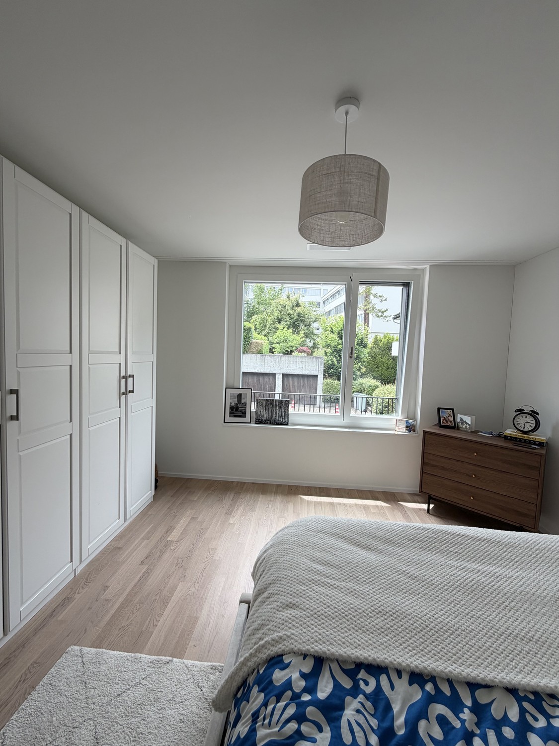 J'ai un superbe appartement de 68m² disponible à Wollishofen — lumineux, moderne et entièrement meublé selon des standards élevés. Location temporaire entre le 28 juin et le 23 juillet. Imaginez des appareils Smeg, une immense terrasse couverte avec du mobilier de salon, un salon cosy et une chambre