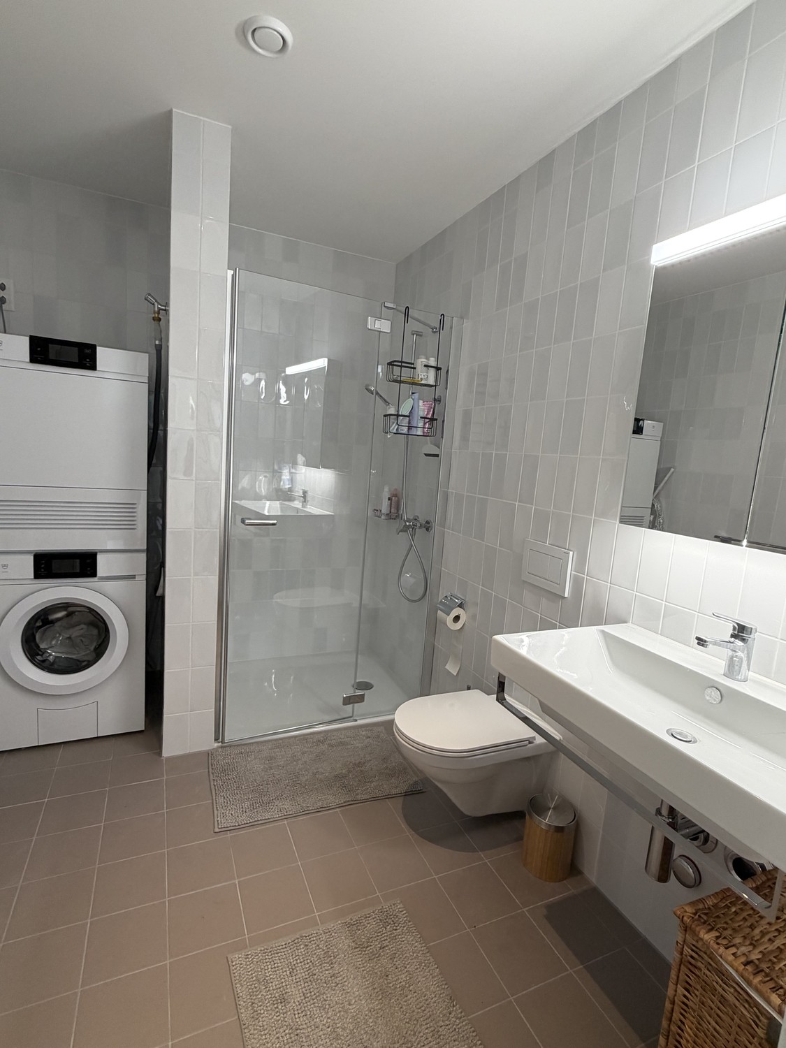 J'ai un superbe appartement de 68m² disponible à Wollishofen — lumineux, moderne et entièrement meublé selon des standards élevés. Location temporaire entre le 28 juin et le 23 juillet. Imaginez des appareils Smeg, une immense terrasse couverte avec du mobilier de salon, un salon cosy et une chambre