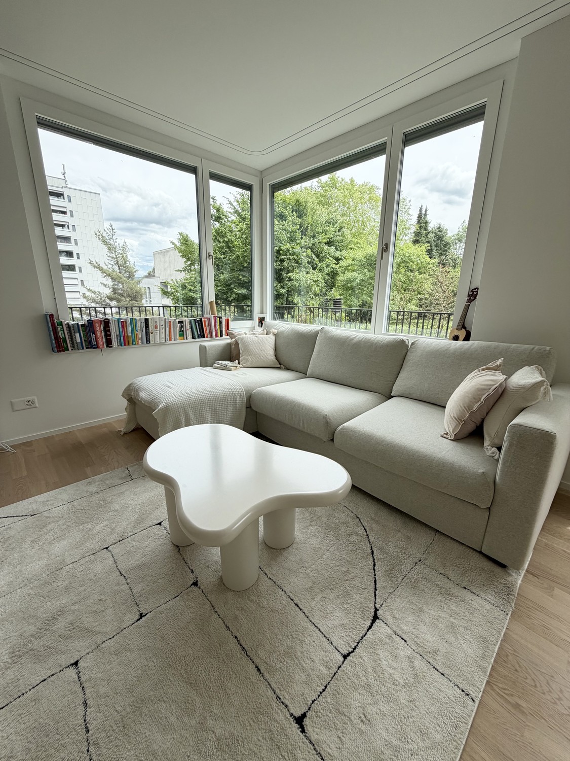 J'ai un superbe appartement de 68m² disponible à Wollishofen — lumineux, moderne et entièrement meublé selon des standards élevés. Location temporaire entre le 28 juin et le 23 juillet. Imaginez des appareils Smeg, une immense terrasse couverte avec du mobilier de salon, un salon cosy et une chambre