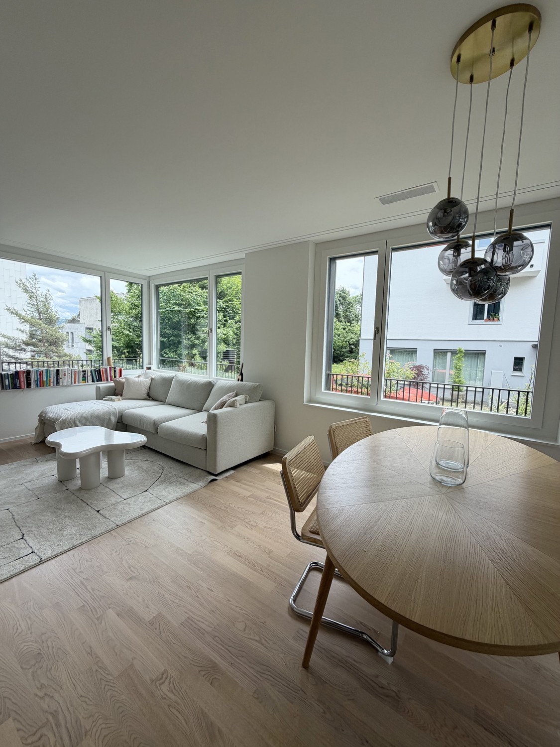 J'ai un superbe appartement de 68m² disponible à Wollishofen — lumineux, moderne et entièrement meublé selon des standards élevés. Location temporaire entre le 28 juin et le 23 juillet. Imaginez des appareils Smeg, une immense terrasse couverte avec du mobilier de salon, un salon cosy et une chambre