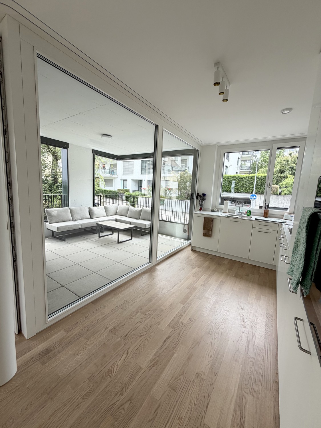 J'ai un superbe appartement de 68m² disponible à Wollishofen — lumineux, moderne et entièrement meublé selon des standards élevés. Location temporaire entre le 28 juin et le 23 juillet. Imaginez des appareils Smeg, une immense terrasse couverte avec du mobilier de salon, un salon cosy et une chambre