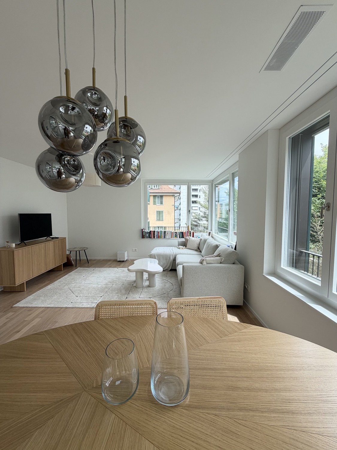 J'ai un superbe appartement de 68m² disponible à Wollishofen — lumineux, moderne et entièrement meublé selon des standards élevés. Location temporaire entre le 28 juin et le 23 juillet. Imaginez des appareils Smeg, une immense terrasse couverte avec du mobilier de salon, un salon cosy et une chambre