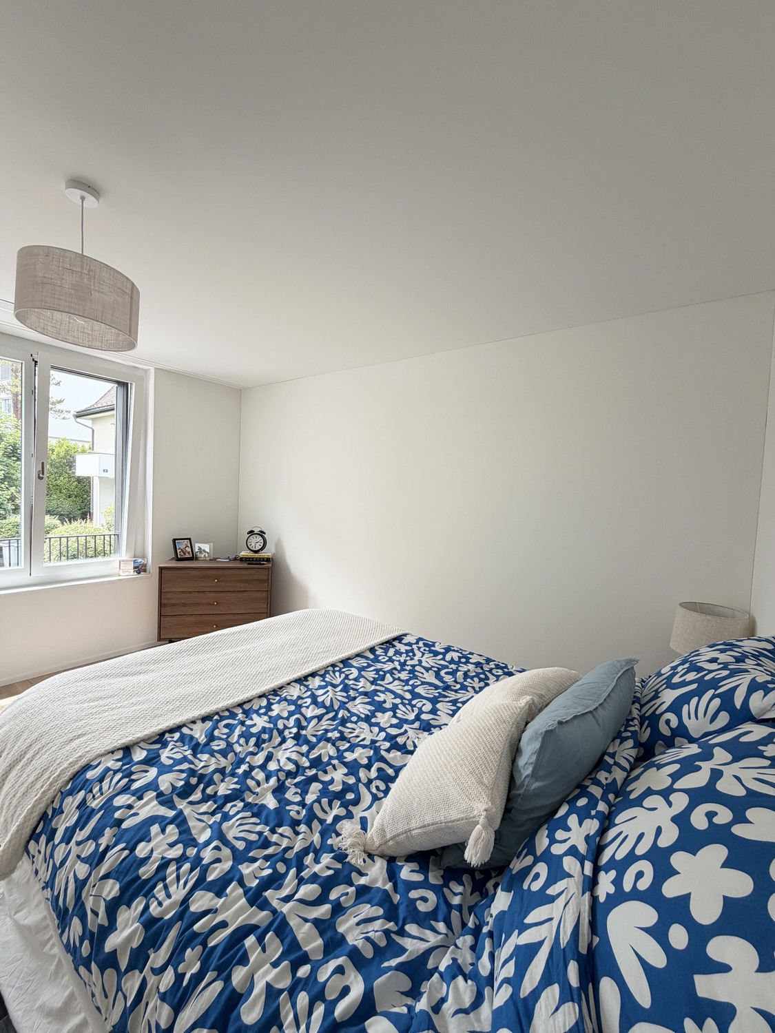 J'ai un superbe appartement de 68m² disponible à Wollishofen — lumineux, moderne et entièrement meublé selon des standards élevés. Location temporaire entre le 28 juin et le 23 juillet. Imaginez des appareils Smeg, une immense terrasse couverte avec du mobilier de salon, un salon cosy et une chambre