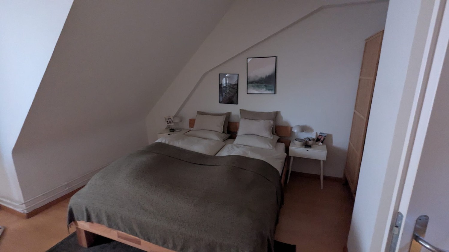 Recherche de repreneur pour un magnifique appartement en duplex sous les combles à Riehen. Idéal pour les couples ou une petite famille. 
Quartier très calme, superbe vue sur le Chrischona. Toutes les fenêtres sont neuves, ce qui signifie que l'appartement est très bien isolé, de sorte qu'il ne fait
