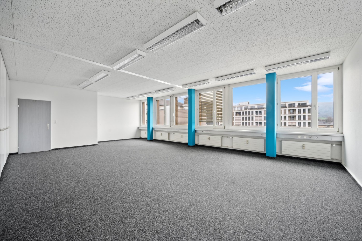 382m² office