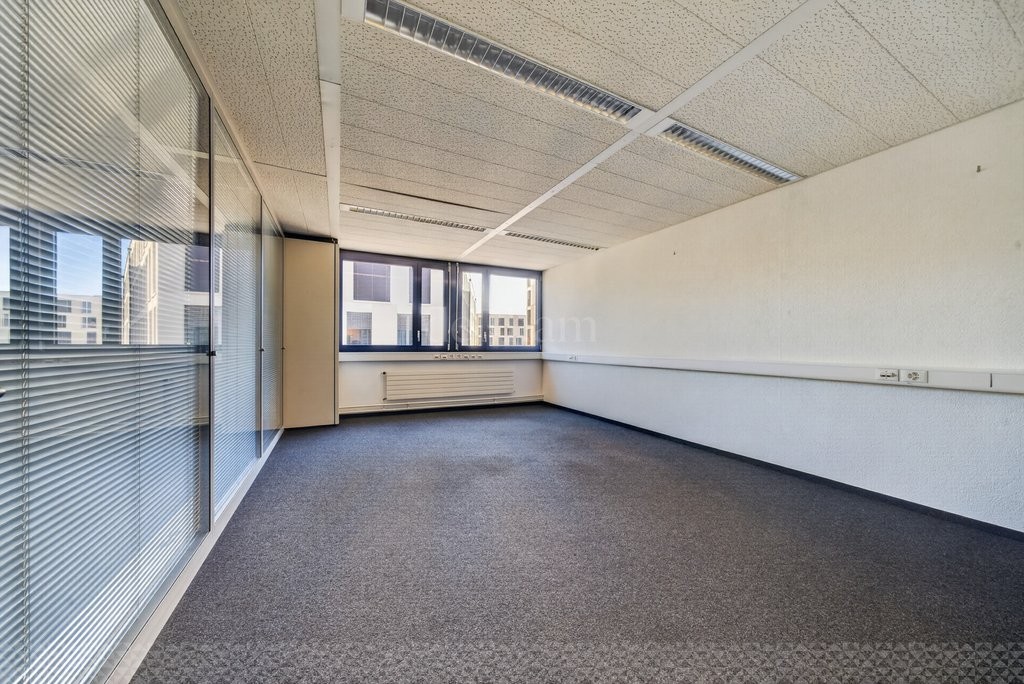 93m² office