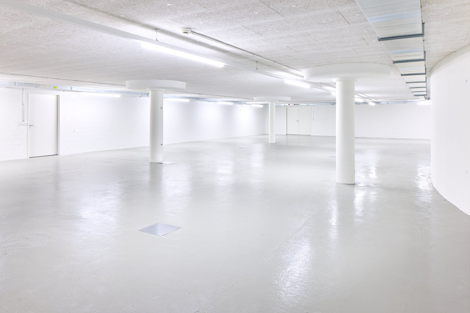215m² storage room
