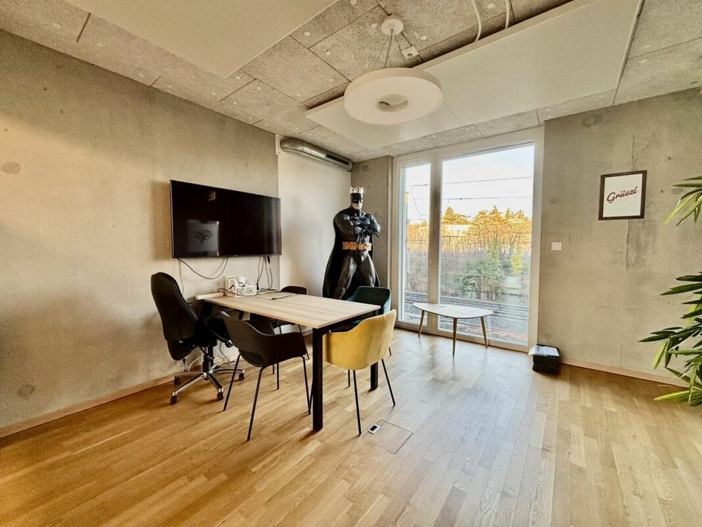 305m² office