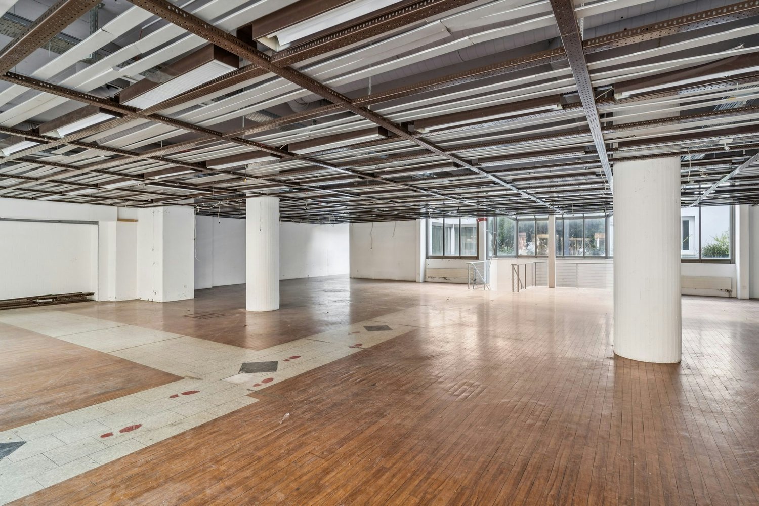 1081m² commercial