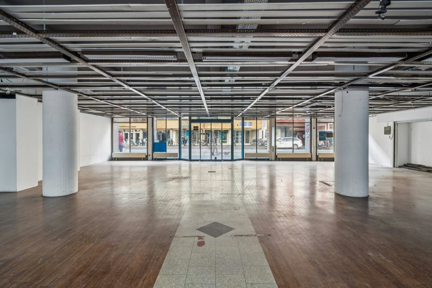 1081m² commercial