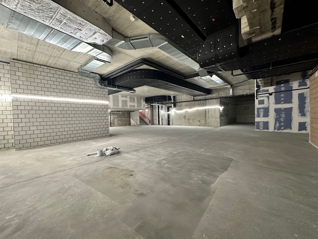 314m² storage room