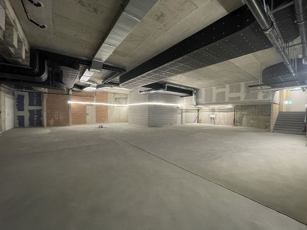 314m² storage room