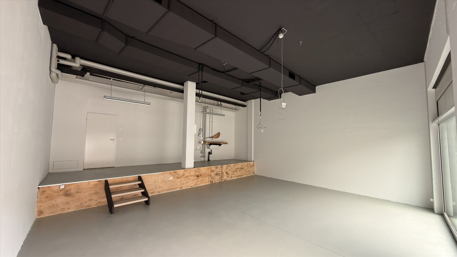 70m² shop