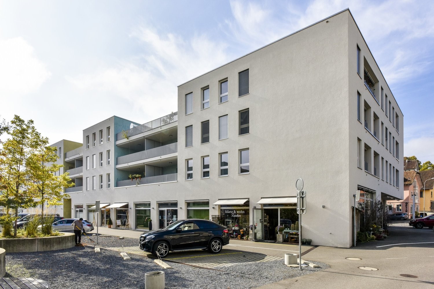 70m² shop