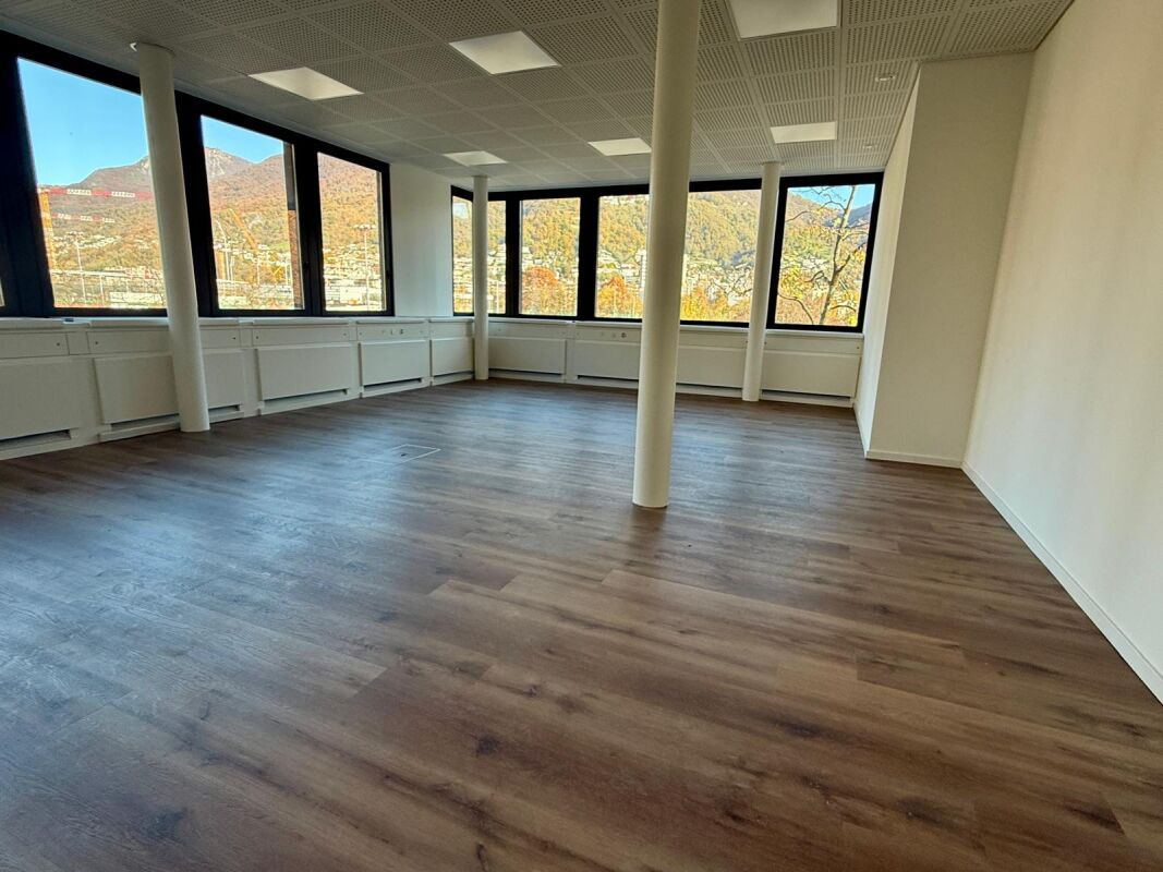 285m² shop