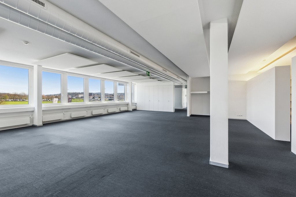 423m² office