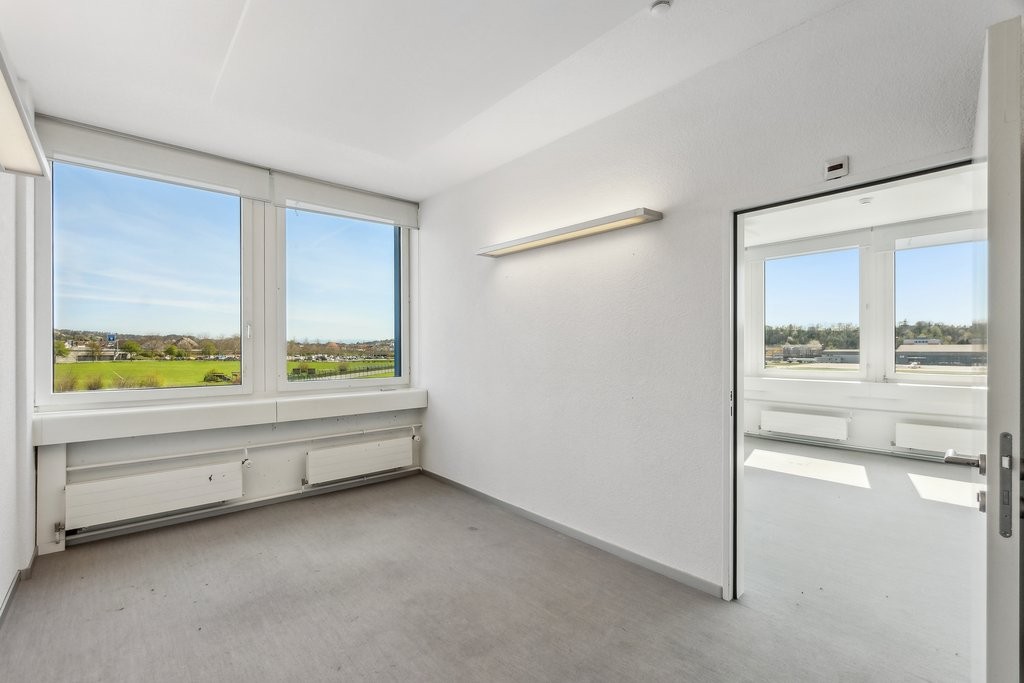 423m² office