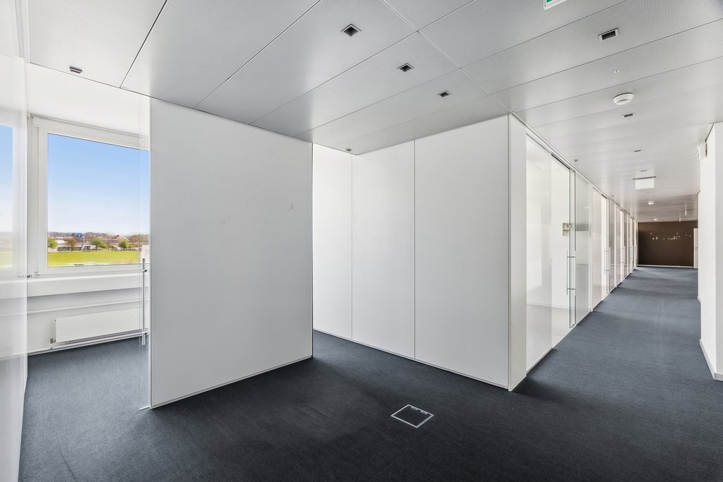 423m² office