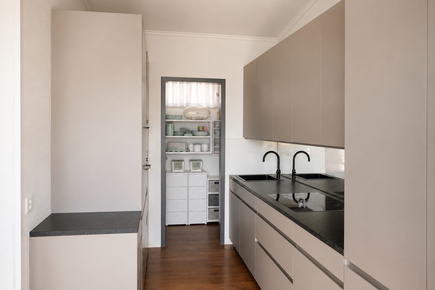 Appartement en attique avec vue panoramique – Votre foyer au-dessus des toits

Profitez d'un mode de vie de haut niveau : cet appartement en attique spacieux de 4.5 pièces séduit par son panorama montagneux époustouflant, sa grande luminosité et son confort de vie exclusif.

Les points forts en un c