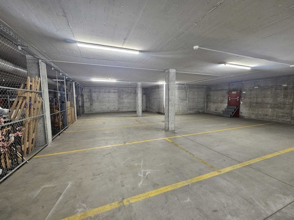142m² storage room