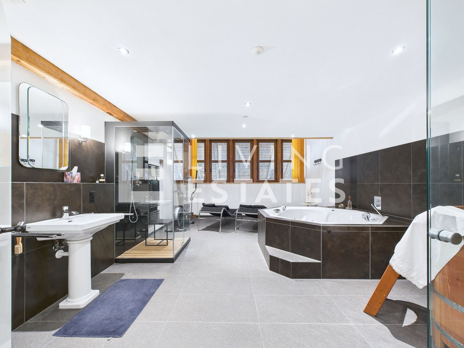 16 ½ rooms farm house