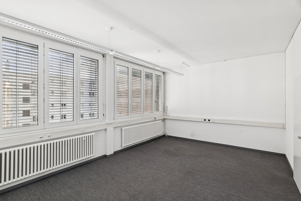 251m² office