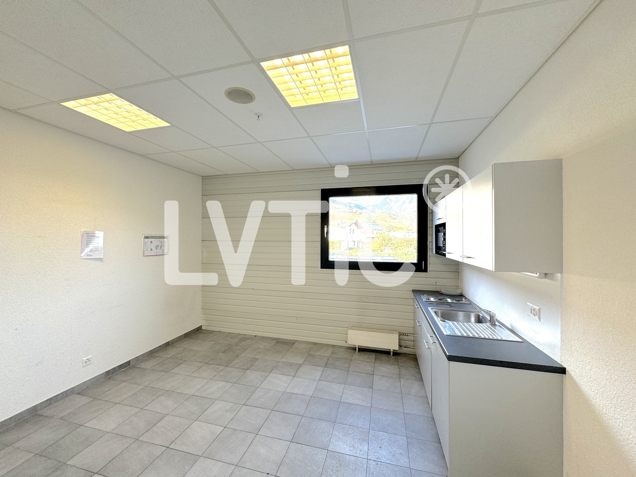 290m² shop