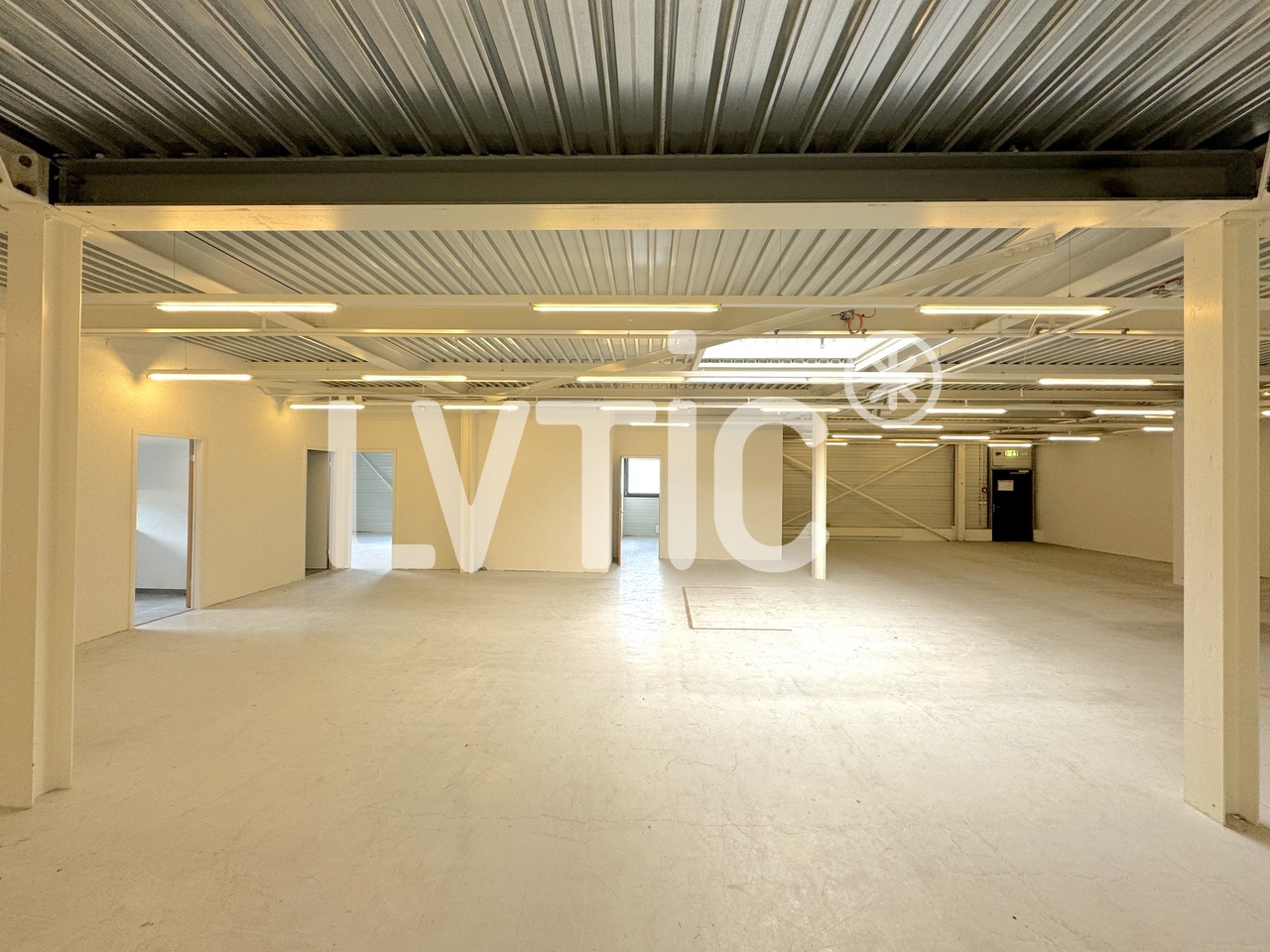 290m² shop