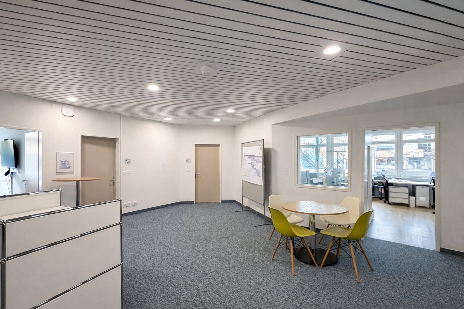 825m² office