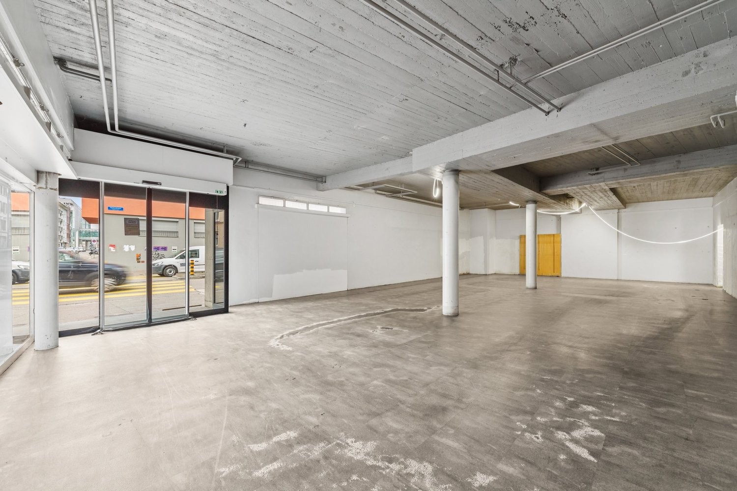 275m² shop