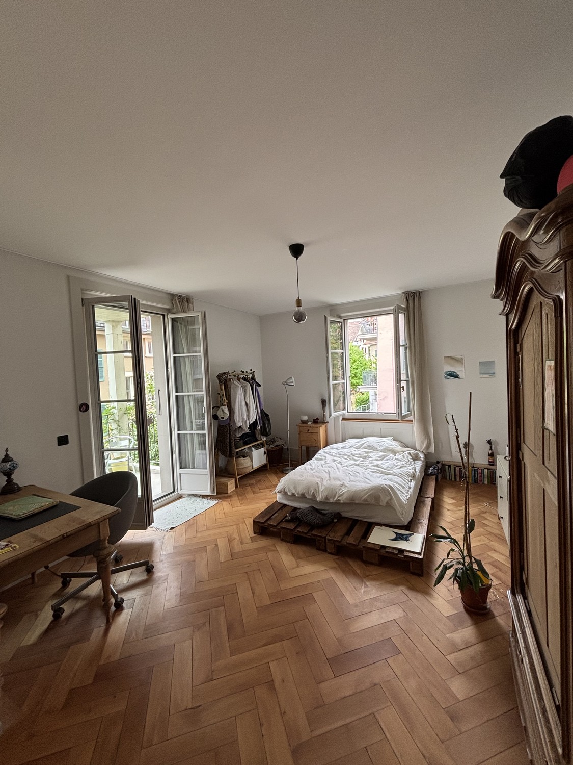 Chambre dans une colocation
description":"grande chambre lumineuse avec balcon :)
La colocation dispose d'une grande cuisine et d'un salon. Au Mattenhof, gare à 5 minutes en tram. Commerces à proximité ainsi que des cafés et bars sympas :)"}