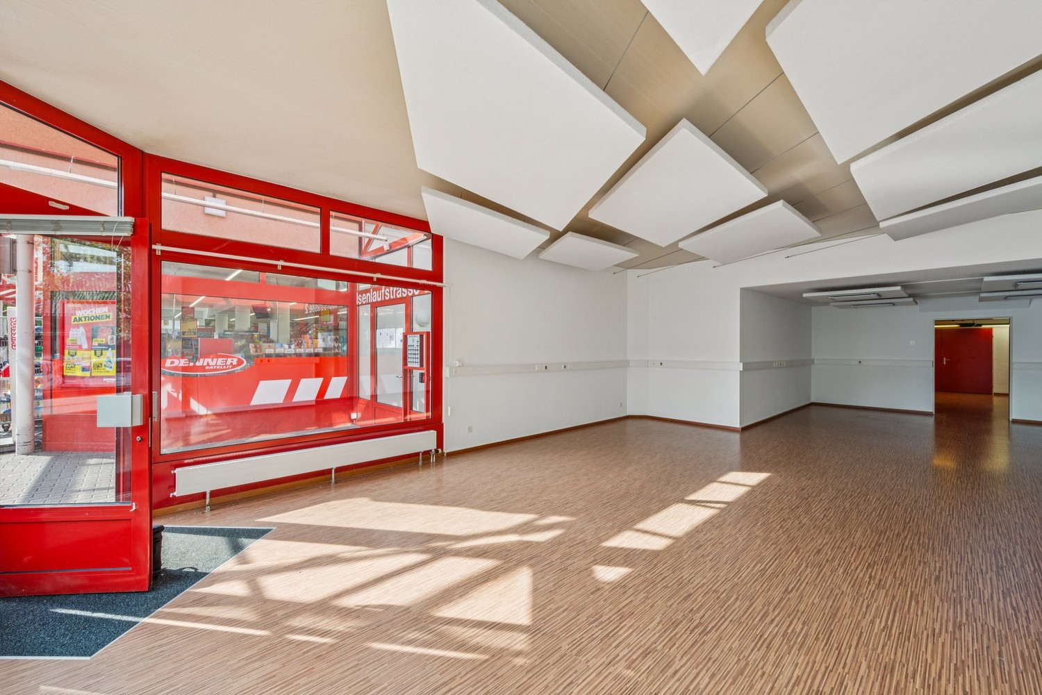 121m² shop
