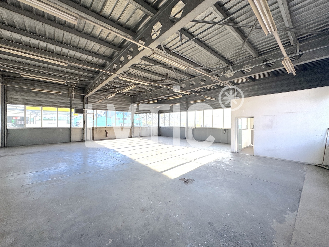 725m² oggetto industriale