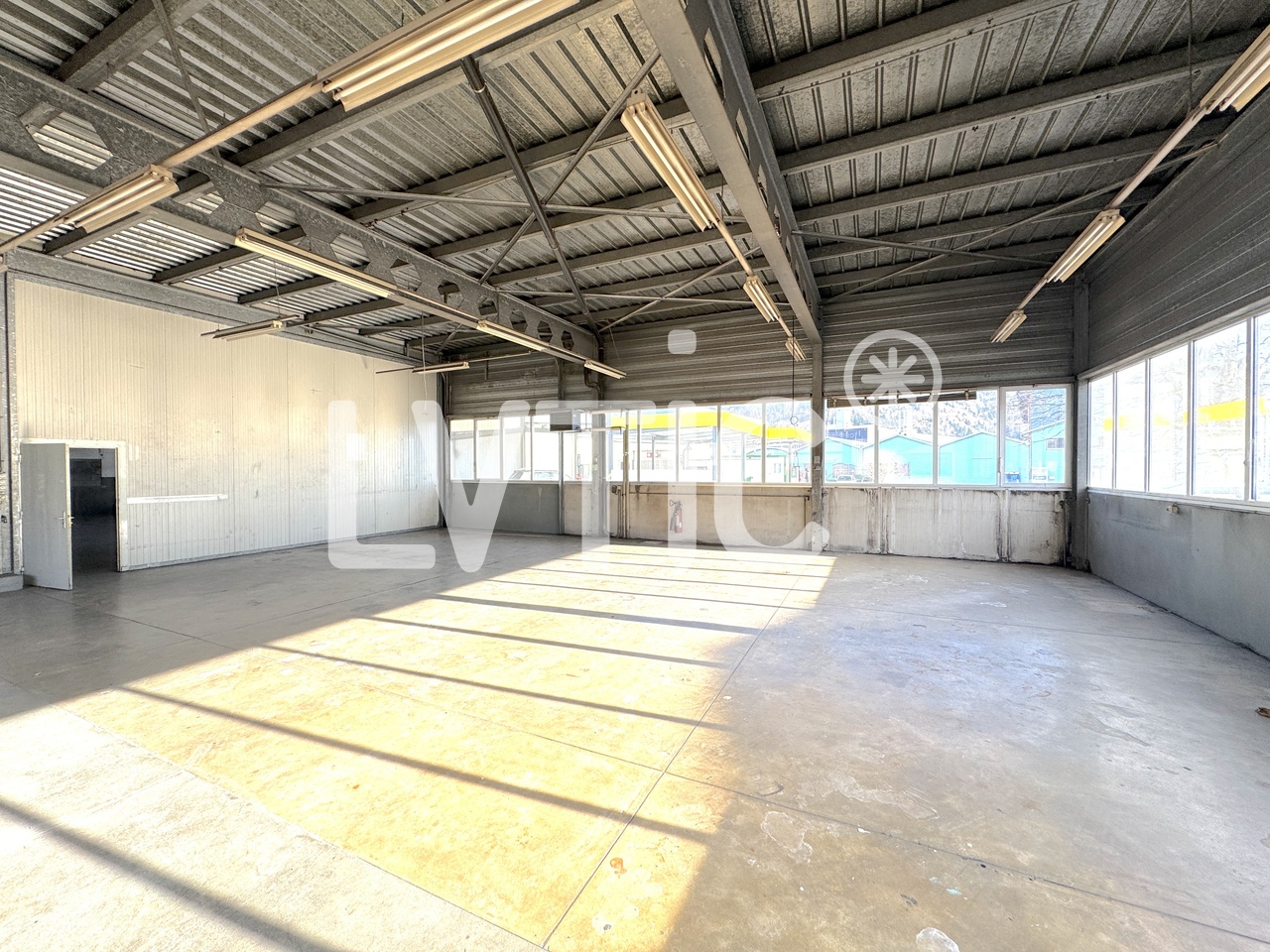 725m² oggetto industriale