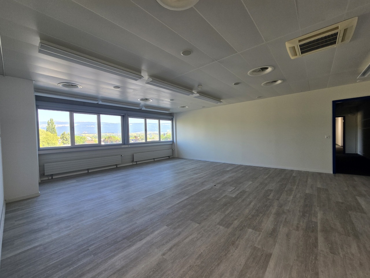 276m² office