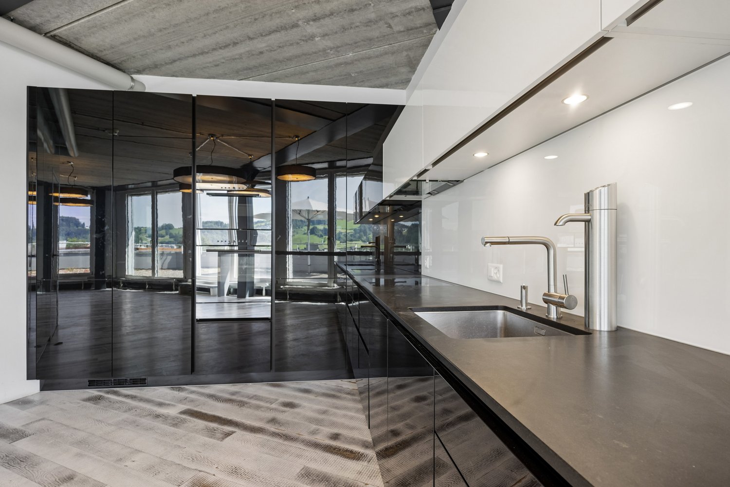592m² office