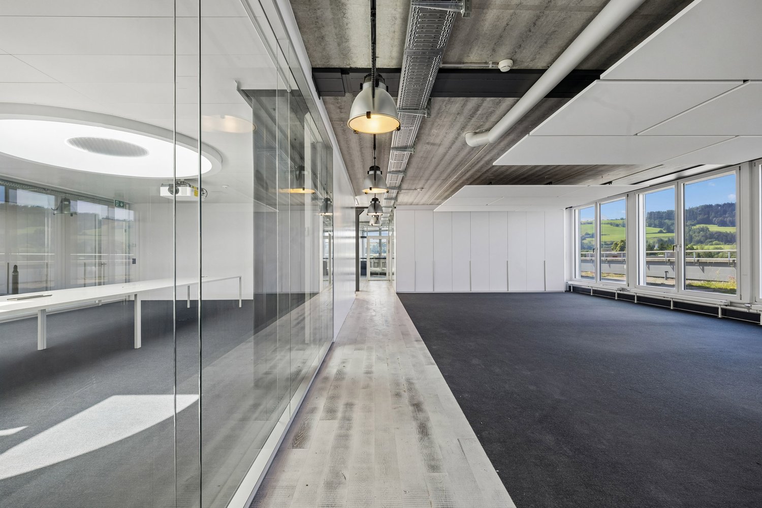 592m² office