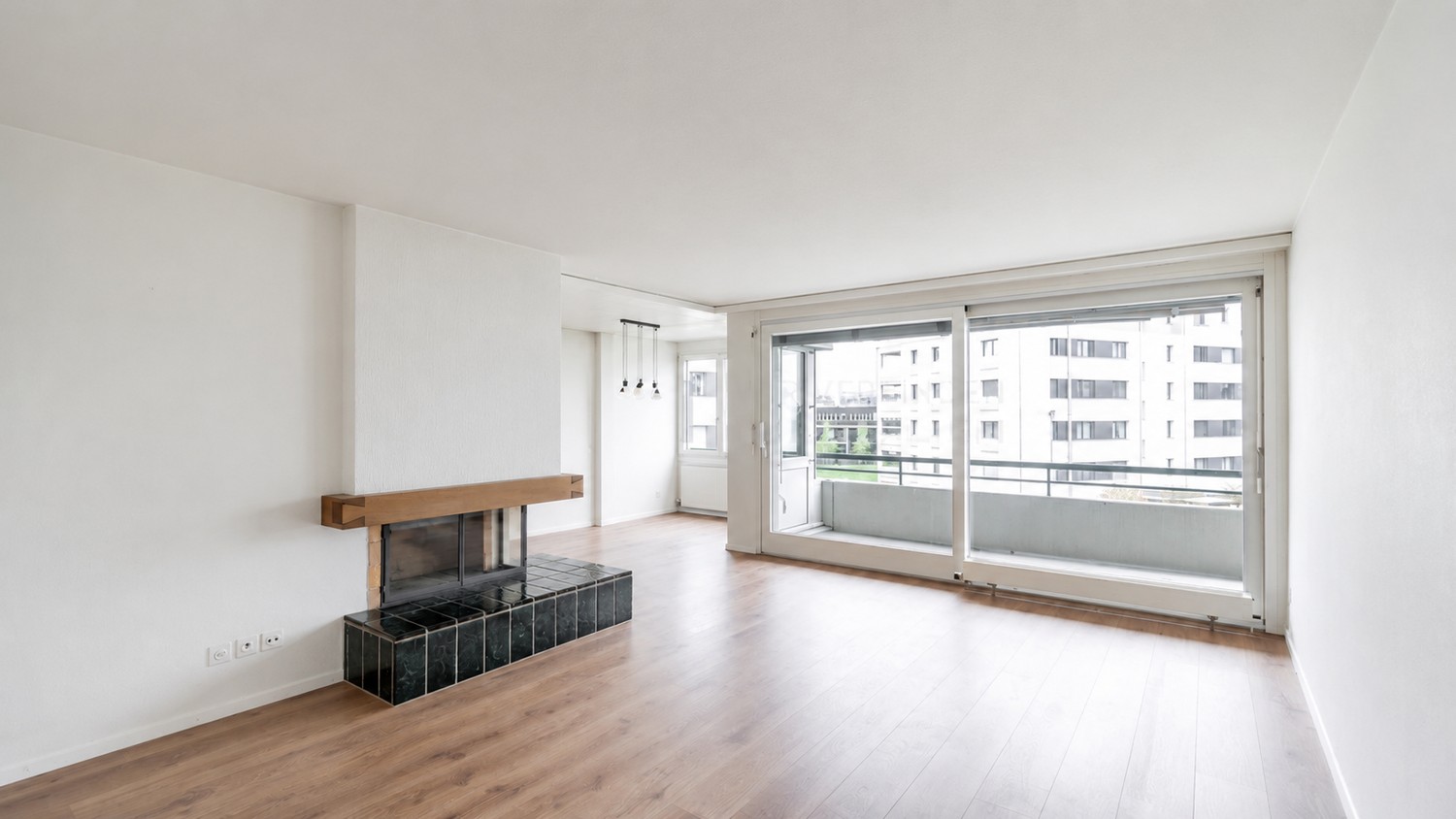 Zimmer in einer WG

Grösstes und bestes Zimmer in einer WG mit 3 Personen. Die Wohnung ist selten belebt, ideal, um die Vorteile einer ganzen, recht grossen Wohnung zu geniessen.

In 5 Minuten vom Bahnhof "Steinhausen" entfernt mit direkter Verbindung zu den Zürcher Geschäftsvierteln. Direkter Bus u