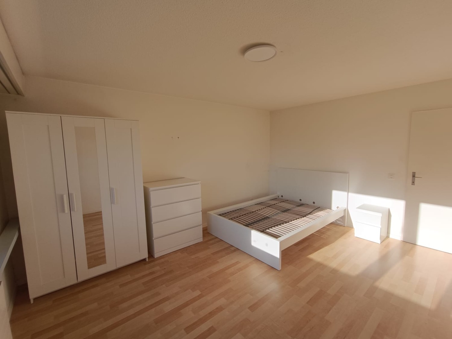 Zimmer in einer WG

Grösstes und bestes Zimmer in einer WG mit 3 Personen. Die Wohnung ist selten belebt, ideal, um die Vorteile einer ganzen, recht grossen Wohnung zu geniessen.

In 5 Minuten vom Bahnhof "Steinhausen" entfernt mit direkter Verbindung zu den Zürcher Geschäftsvierteln. Direkter Bus u
