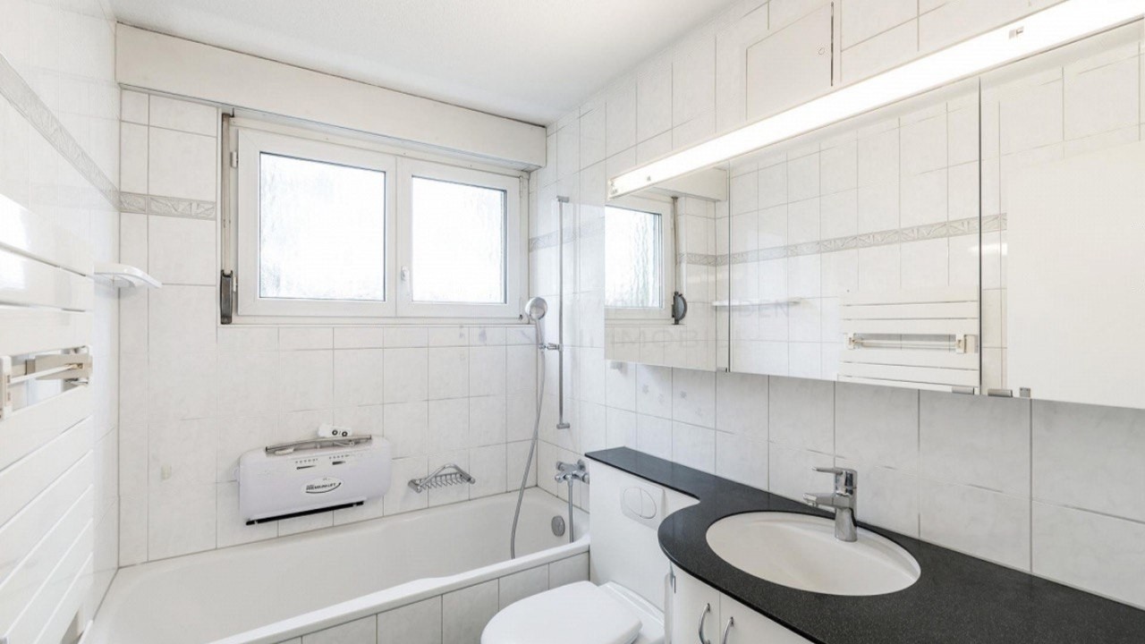 Zimmer in einer WG

Grösstes und bestes Zimmer in einer WG mit 3 Personen. Die Wohnung ist selten belebt, ideal, um die Vorteile einer ganzen, recht grossen Wohnung zu geniessen.

In 5 Minuten vom Bahnhof "Steinhausen" entfernt mit direkter Verbindung zu den Zürcher Geschäftsvierteln. Direkter Bus u