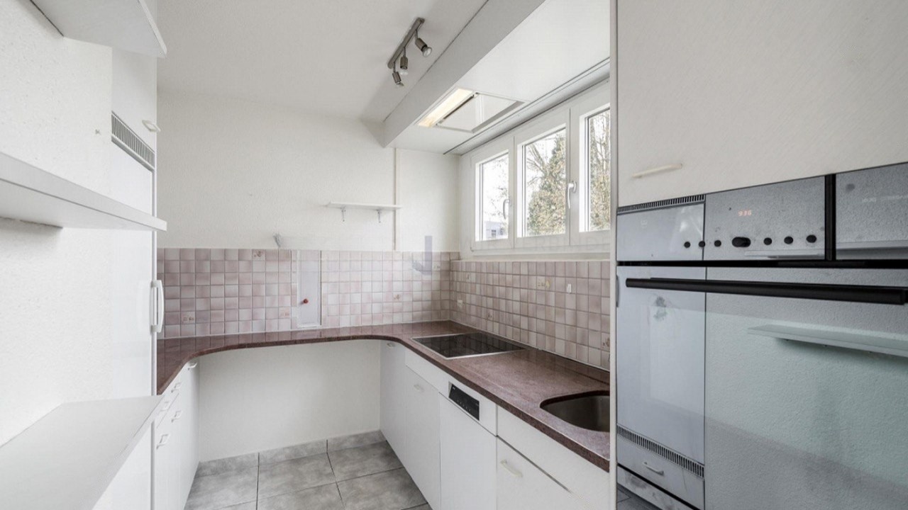 Zimmer in einer WG

Grösstes und bestes Zimmer in einer WG mit 3 Personen. Die Wohnung ist selten belebt, ideal, um die Vorteile einer ganzen, recht grossen Wohnung zu geniessen.

In 5 Minuten vom Bahnhof "Steinhausen" entfernt mit direkter Verbindung zu den Zürcher Geschäftsvierteln. Direkter Bus u