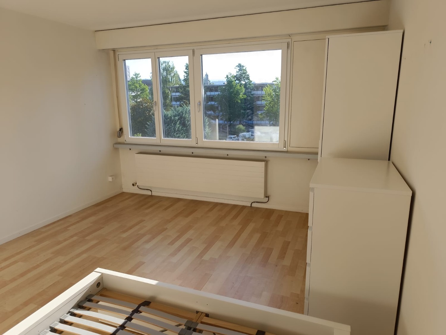Zimmer in einer WG

Grösstes und bestes Zimmer in einer WG mit 3 Personen. Die Wohnung ist selten belebt, ideal, um die Vorteile einer ganzen, recht grossen Wohnung zu geniessen.

In 5 Minuten vom Bahnhof "Steinhausen" entfernt mit direkter Verbindung zu den Zürcher Geschäftsvierteln. Direkter Bus u