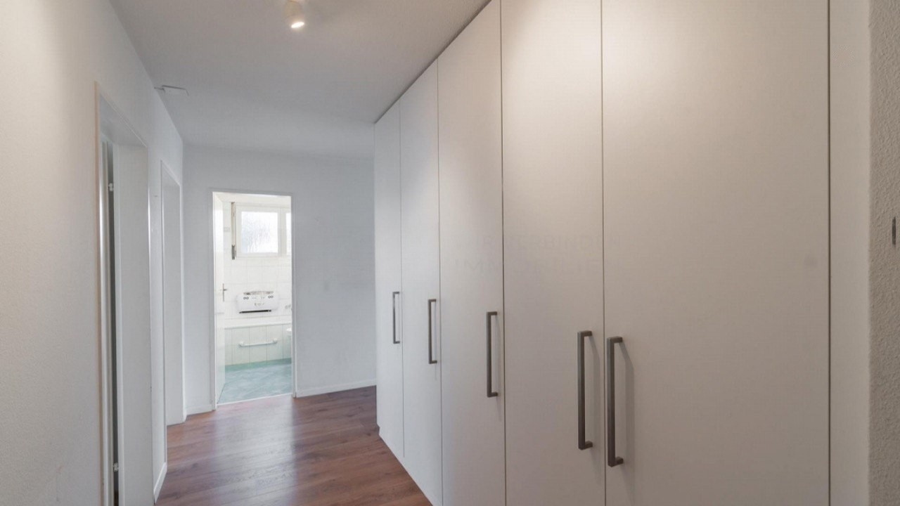 Zimmer in einer WG

Grösstes und bestes Zimmer in einer WG mit 3 Personen. Die Wohnung ist selten belebt, ideal, um die Vorteile einer ganzen, recht grossen Wohnung zu geniessen.

In 5 Minuten vom Bahnhof "Steinhausen" entfernt mit direkter Verbindung zu den Zürcher Geschäftsvierteln. Direkter Bus u