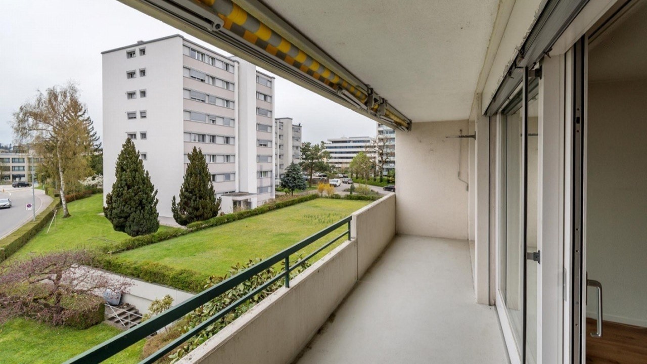 Zimmer in einer WG

Grösstes und bestes Zimmer in einer WG mit 3 Personen. Die Wohnung ist selten belebt, ideal, um die Vorteile einer ganzen, recht grossen Wohnung zu geniessen.

In 5 Minuten vom Bahnhof "Steinhausen" entfernt mit direkter Verbindung zu den Zürcher Geschäftsvierteln. Direkter Bus u