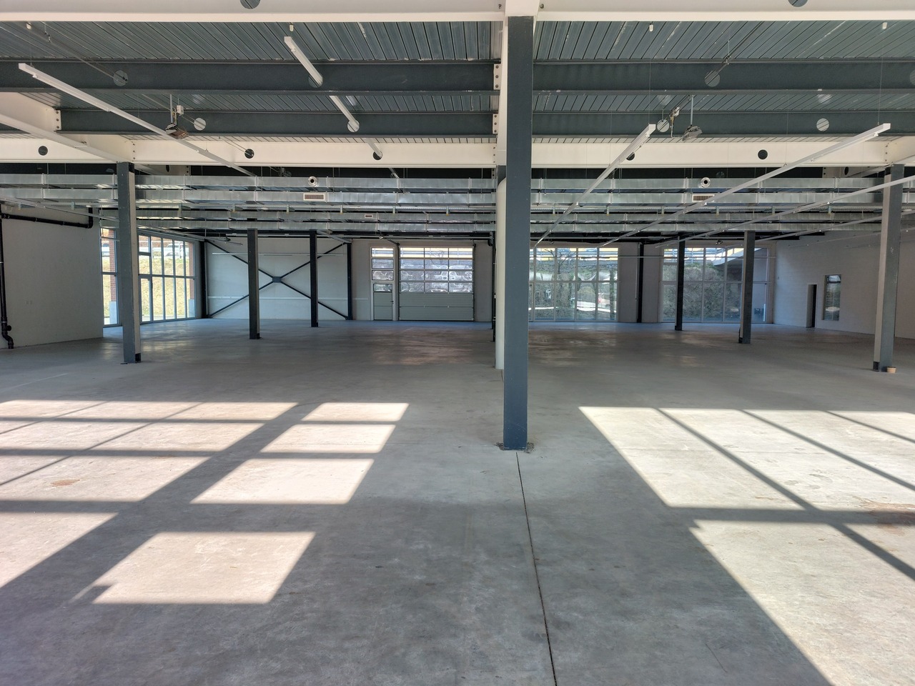 1176m² workshop