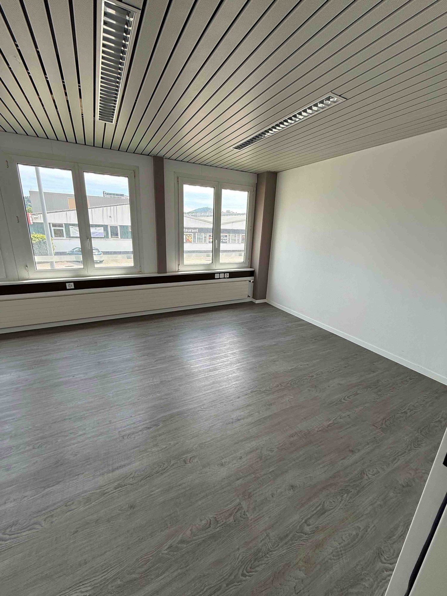 125m² office
