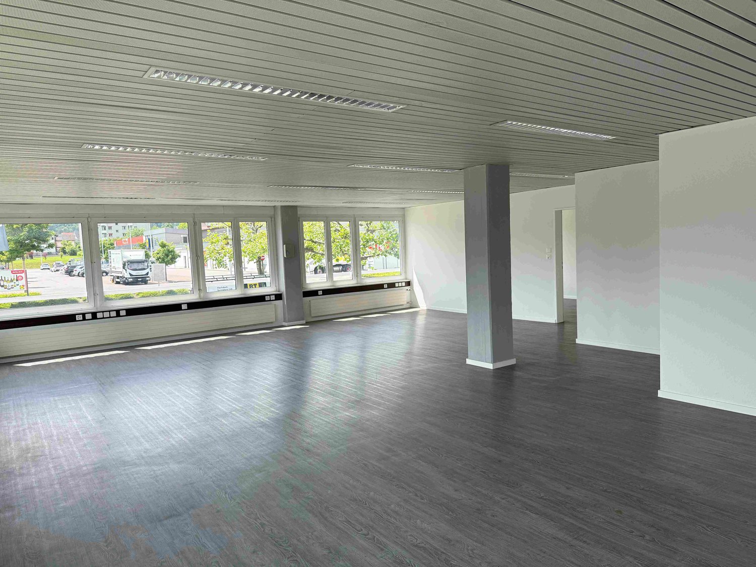 125m² office