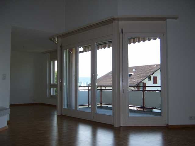Duplex di 6 ½ locali

L'ampio appartamento si trova nel quartiere di Rüeggisingen, in una posizione molto soleggiata con vista ininterrotta sul Pilatus.

L'appartamento dispone di pavimenti in parquet, una cucina pratica, bagno/WC oltre a doccia/WC e lavatrice/asciugatrice propria nell'appartamento.