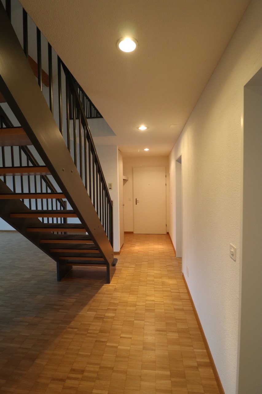 Duplex di 6 ½ locali

L'ampio appartamento si trova nel quartiere di Rüeggisingen, in una posizione molto soleggiata con vista ininterrotta sul Pilatus.

L'appartamento dispone di pavimenti in parquet, una cucina pratica, bagno/WC oltre a doccia/WC e lavatrice/asciugatrice propria nell'appartamento.