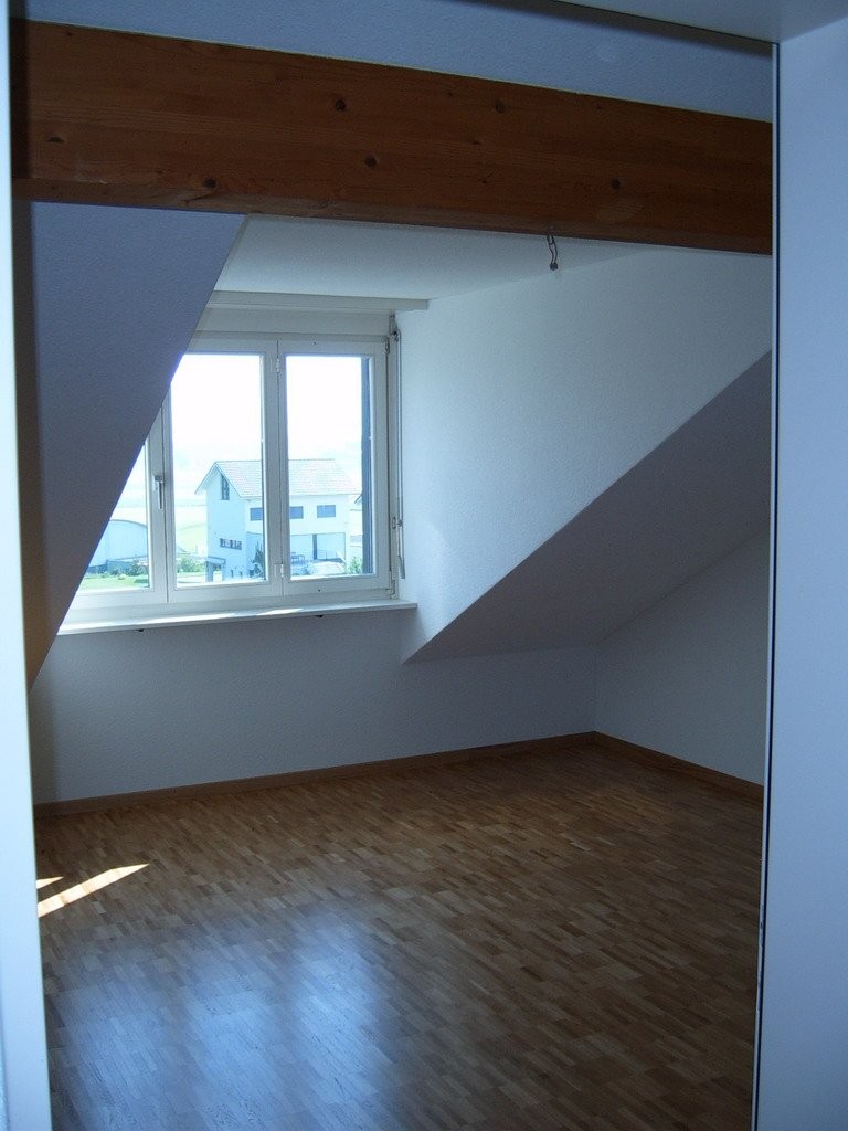 Duplex di 6 ½ locali

L'ampio appartamento si trova nel quartiere di Rüeggisingen, in una posizione molto soleggiata con vista ininterrotta sul Pilatus.

L'appartamento dispone di pavimenti in parquet, una cucina pratica, bagno/WC oltre a doccia/WC e lavatrice/asciugatrice propria nell'appartamento.
